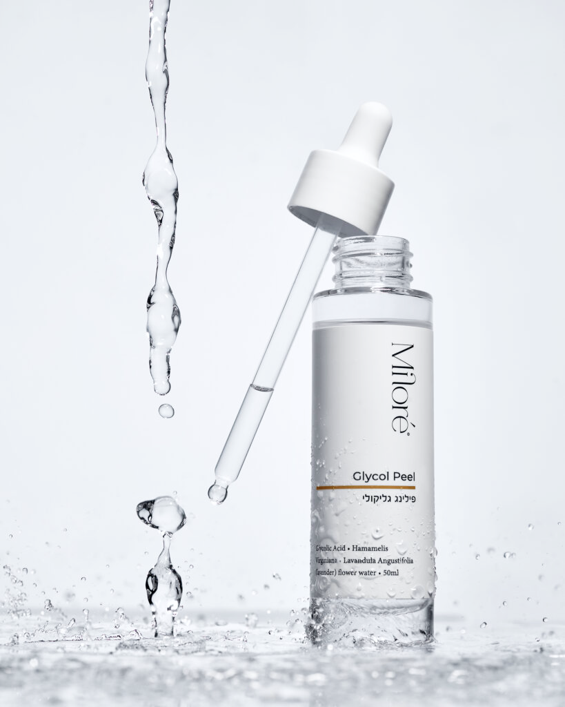 פילינג גליקולי Miloré Glycol Peel — בקבוק עם מזלף על רקע מים