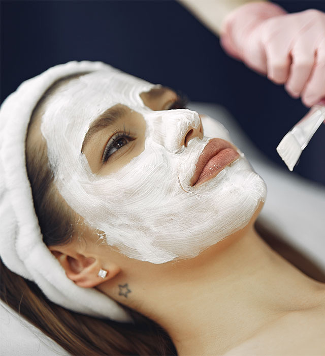 טיפול הזנה לעור הפנים בקליניקה